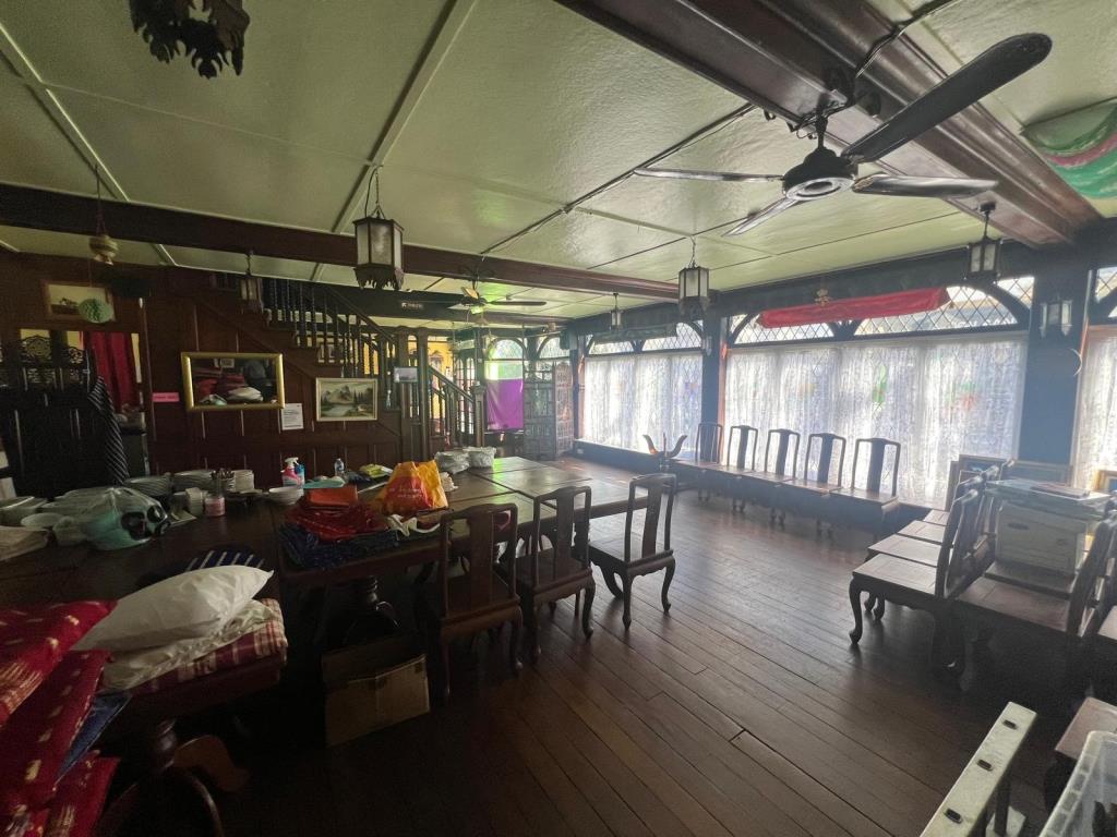 Lot: 36 - LANDMARK TOWN CENTRE FORMER RESTAURANT WITH LIVING ACCOMMODATION - Internal restaurant area with windows out to High Street
